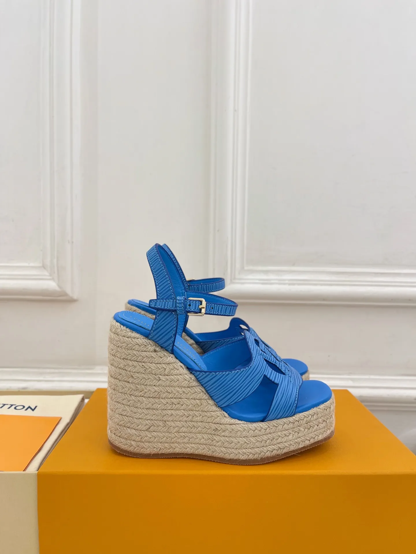 👟👟Ex-factory price 640👟👟 LV | Louis Vuitton 25𝐬𝐬 🧡💚2025 spring and summer new style top version‼ ️The original version is the same. The counter focuses on the latest LV ISOLA hollow hemp rope wedge sandals. New hard goods. ❥BS purchasing level! Full of high-end feel! A popular model among bloggers at home and abroad, it’s retro and fashionable and looks amazing on your feet! Mainly recommended model on the official website★ ━━━━━ ЅᏇєєt ━━━━━ ▪️Upper: original customized calfskin ▪️Lining: imported sheepskin ▪️Outsole: original molded outsole ▪️Heel height: 12cm, water platform 3.5cm ▪️Shoe size: 35-39 (40, 41 customized)